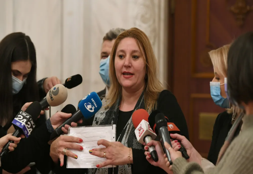 Șoșoacă despre Alexe: ”Dacă un ministru se pretează pentru 20.000 de euro să se discrediteze în asemenea hal, înseamnă că România este pe butuci”