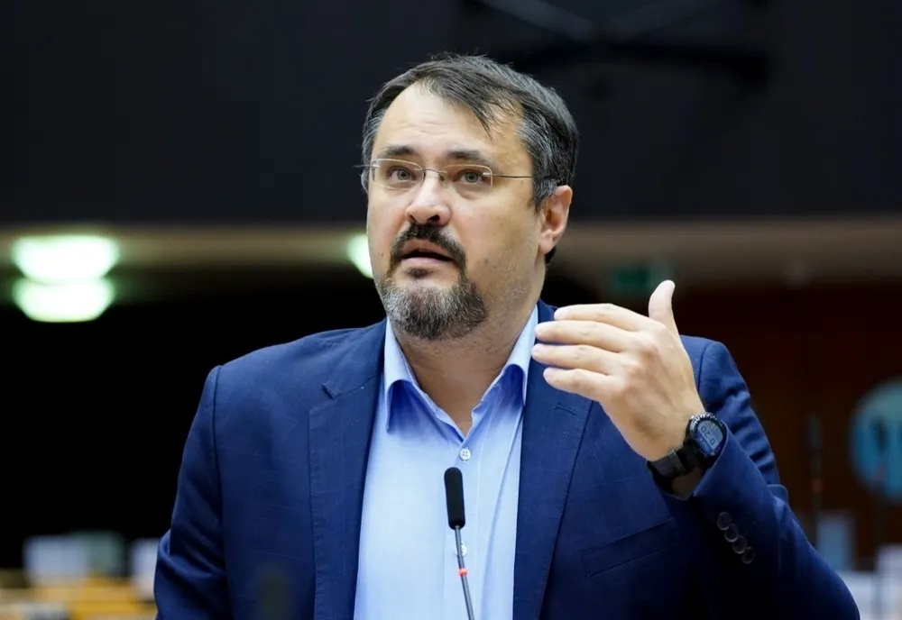 Ghinea, salariu de 6500 de euro din bani publici pentru spectacole cu mașinuțe în fața DNA