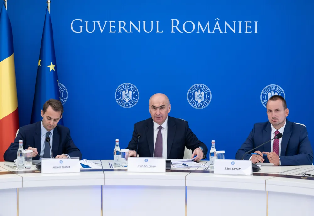 ORA 18:00 - ȘEDINȚĂ CRUCIALĂ A COALIȚIEI, BOLOJAN DISCUTĂ CU MANDATUL PE MASĂ DISPONIBILIZAREA A 13.000 DE BUGETARI