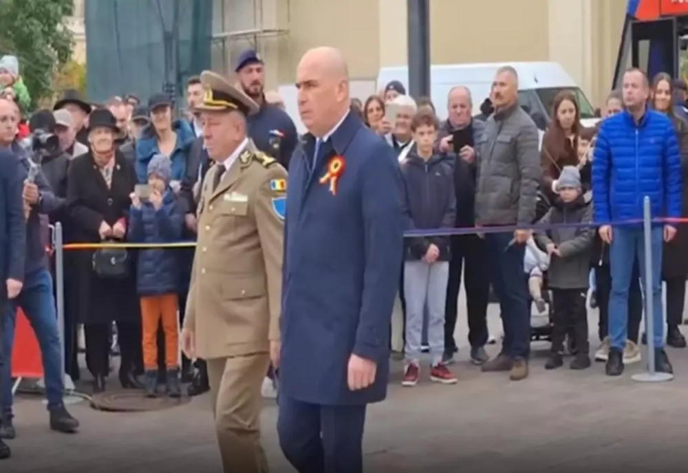 IREAL: BOLOJAN PRIMIT CU COVOR ROȘU ȘI IMNUL PREZIDENȚIAL, LA ORADEA