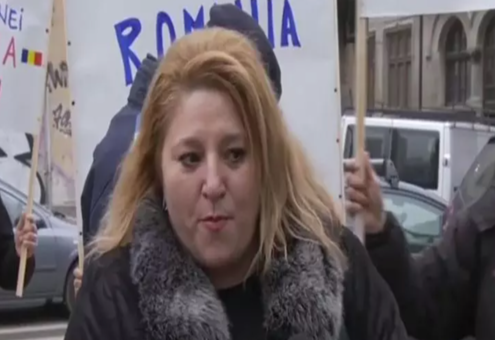 "Ruşine să vă fie!" și "Asasinii!". Liderul AUR, Diana Șoșoacă, la protestele de la Ministerul Sănătății