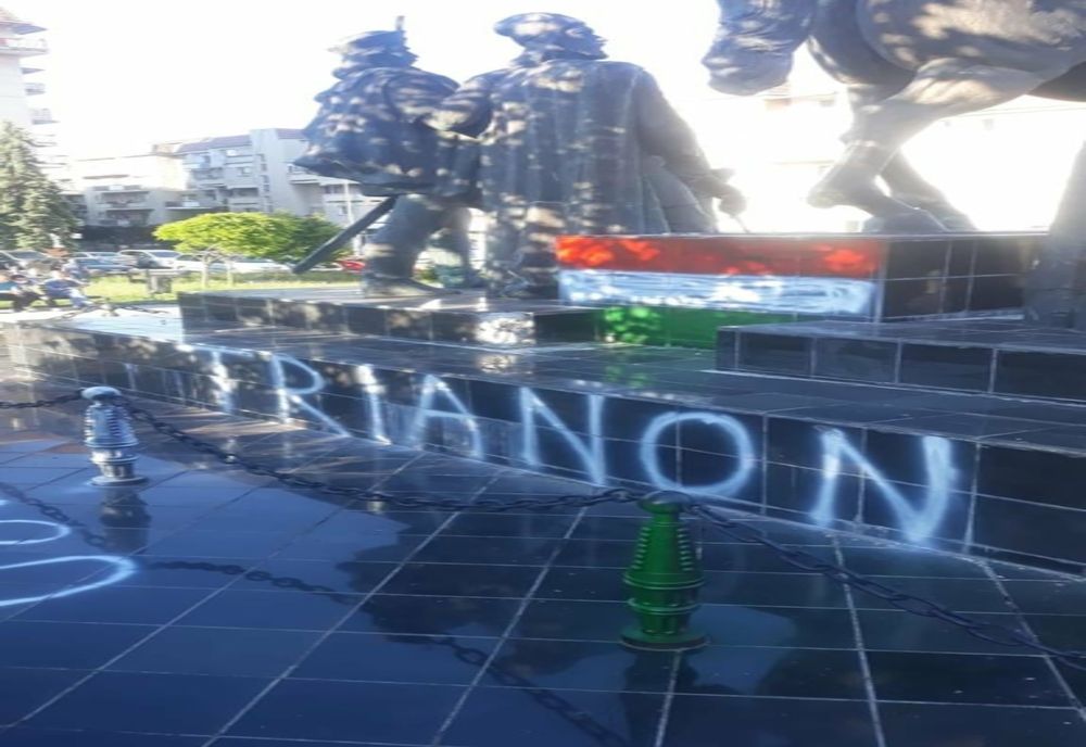 AUR îi ironizează pe tinerii unguri care a vandalizat monumentul din Sf. Gheorghe: ”E sub coada calului lui Mihai Viteazul”