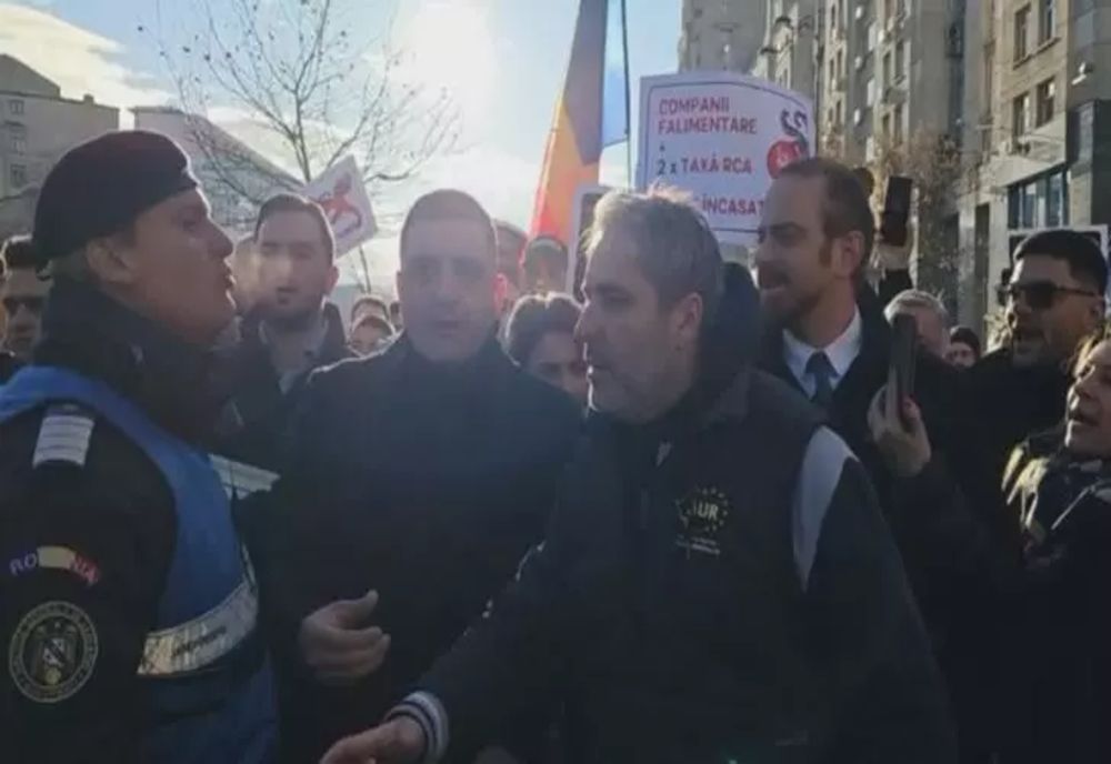 Protest AUR în fața sediului ASF, din cauza prețurilor RCA. Au intervenit jandarmii - VIDEO