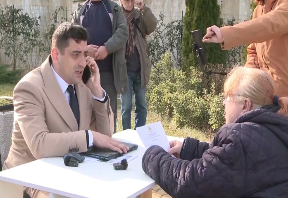 George Simion și alți parlamentari AUR au ieșit cu birourile în curtea Parlamentului