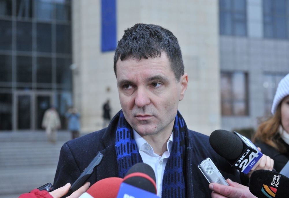 ȘEDINȚĂ CU SCÂNTEI LA PRIMĂRIA CAPITALEI: NEGOCIERI SUBTERANE FĂCUTE DE GAȘCA LUI NICUȘOR DAN. AUR A PĂRĂSIT SALA: ”NU VALIDĂM ACEASTĂ MASCARADĂ! PRIMARUL GENERAL CONDUCE DICTATORIAL!”