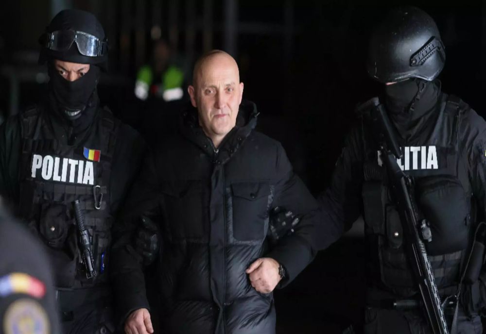 Mobilizare uriașă. Mascații îl așteaptă pe Horațiu Potra pe Aeroportul Otopeni 