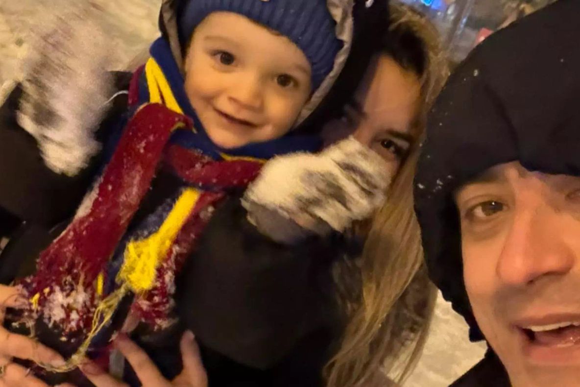 Moment emoționant în familia lui George Simion! Liderul suveraniștilor și soția sa s-au bucurat de zăpadă și au ieșit cu fiul lor Răducu cu sania