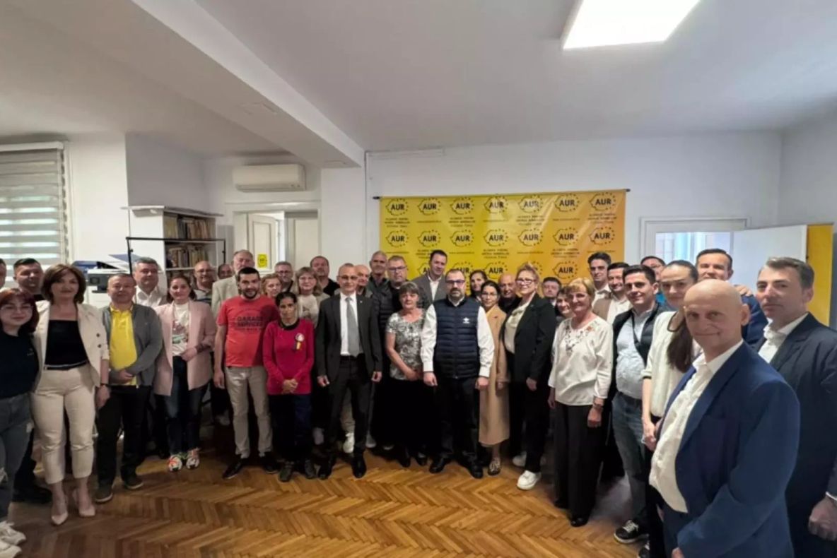 Mii de români au trecut astăzi pragul sediilor AUR din toată țara, la „Ziua Porților Deschise”