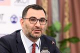 SURSE: Contract de 300.000 de lei între firma de avocatură la care lucrează consilierul onorific Cristian Băcanu și Guvern