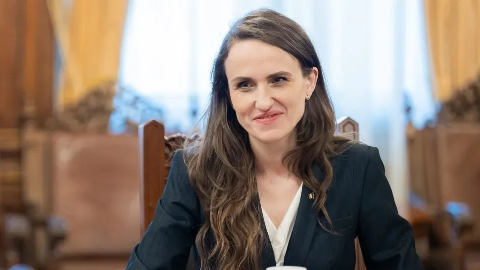 Oana Țoiu fuge în continuare de întrebările jurnaliștilor. Rezista de la Externe refuză să facă lumină în cazul Irinei Ponta -VIDEO