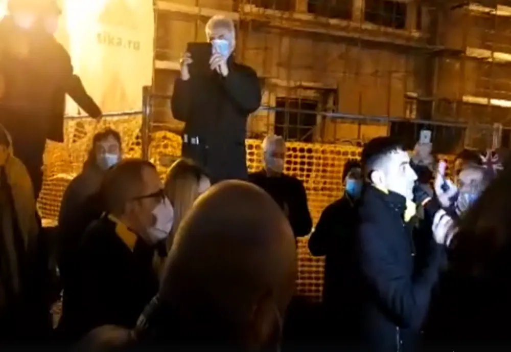 Scandal în centrul Timișoarei, între reprezentanții AUR și cei care ii contestă