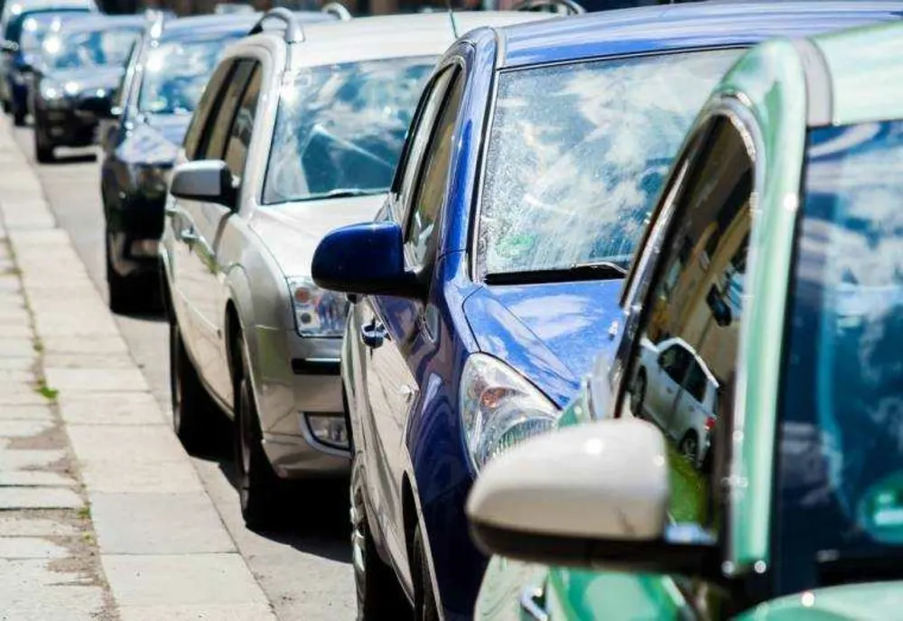 GUVERNUL PREGĂTEȘTE TAXE ȘI RESTRICȚII PENTRU MAȘINI ÎN ZONELE CU NIVEL SCĂZUT DE EMISIE