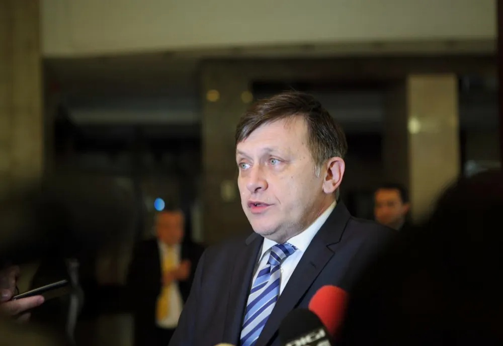 CANDIDATURA LUI CRIN ANTONESCU LA PREZIDENȚIALE, CONTESTATĂ LA CCR. CEI I SE IMPUTĂ CANDIDATULUI COMUN AL COALIȚIEI PSD-PNL-UDMR