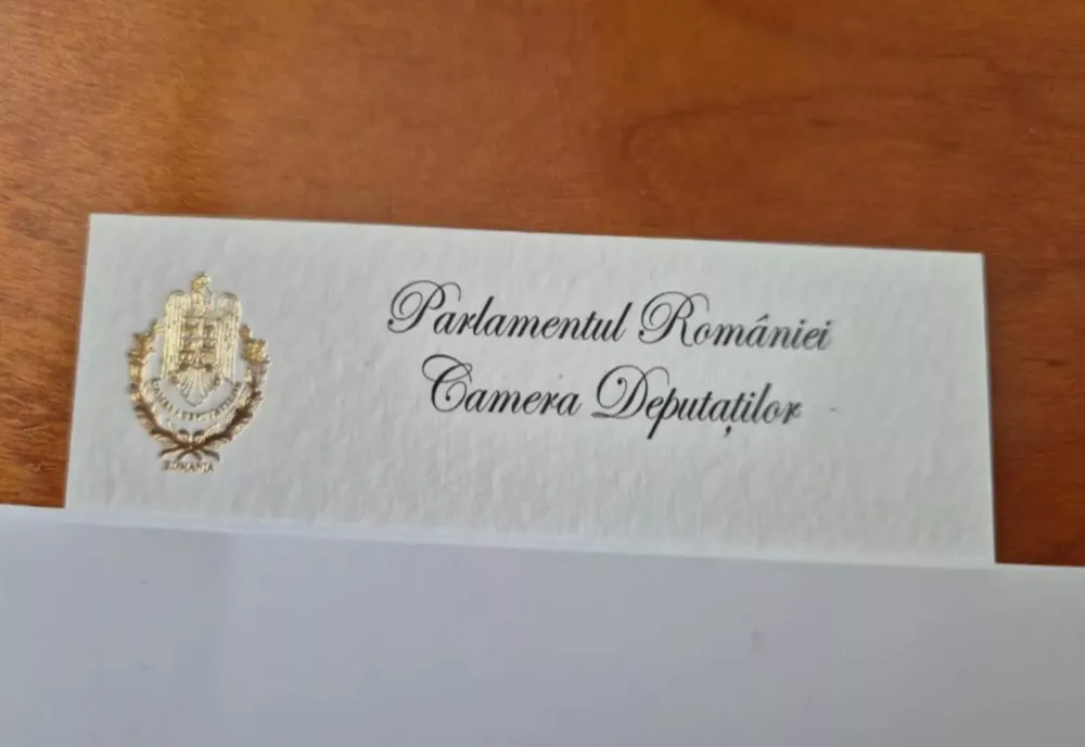 „AUSTERITATE” PARLAMENTARĂ. DEPUTAȚII AU CĂRȚI DE VIZITĂ CU FOIȚĂ DE AUR