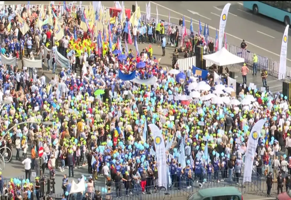 FUNCȚIONARII PUBLICI, PROTEST MASIV ÎN FAȚA GUVERNULUI 