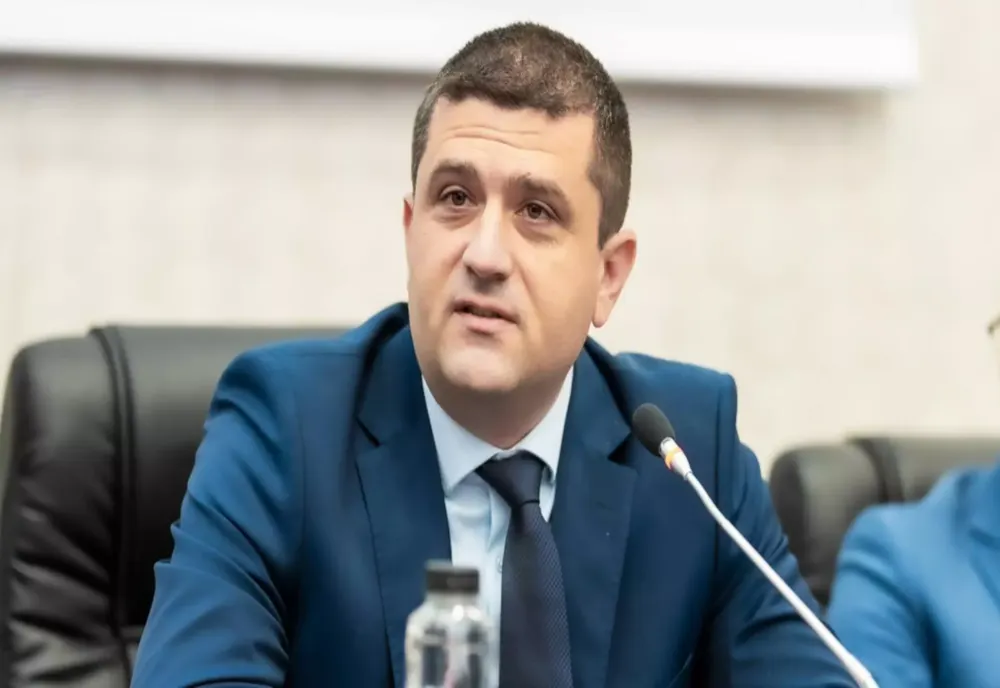 Ministrul Miruță acuză un dezvoltator din Craiova că a construit un bloc care blochează radarul NATO de la Cârcea