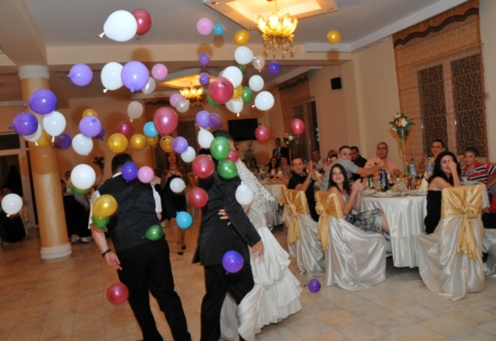 Decizia Guvernului: Nunțile și botezurile se pot desfășura până la două noaptea 