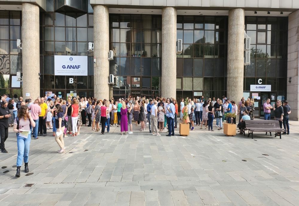 Protest spontan la ANAF, inclusiv la Trezorerii. Protestul are loc la ANAF după ce Coaliția a refuzat promisiunile făcute de Boloș angajaților