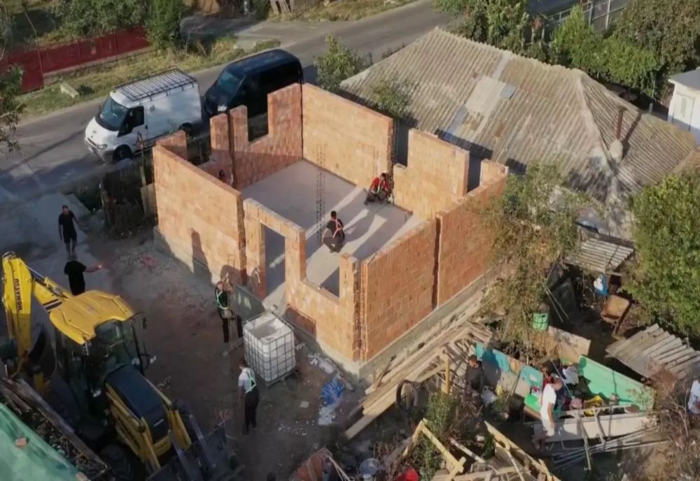 PROIECTUL AMBIȚIOS AL LUI GEORGE SIMION PRINDE CONTUR: CUM A DECURS A PATRA ZI PE ȘANTIER. LIDERUL AUR DEMONSTREAZĂ CĂ POATE SĂ RIDICE O CASĂ ÎN 12 ZILE