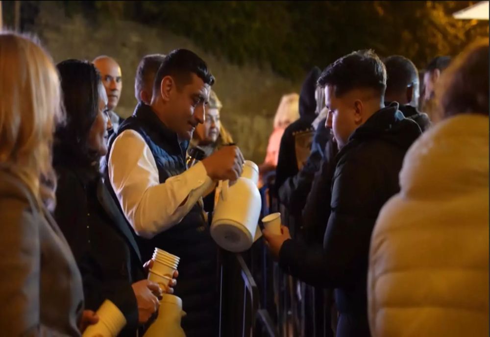 LIDERUL AUR, LE-A ÎMPĂRȚIT CEAI CREDINCIOȘILOR CARE AU VENIT SĂ SE ROAGE LA MOAȘTELE SFINTEI PARASCHEVA