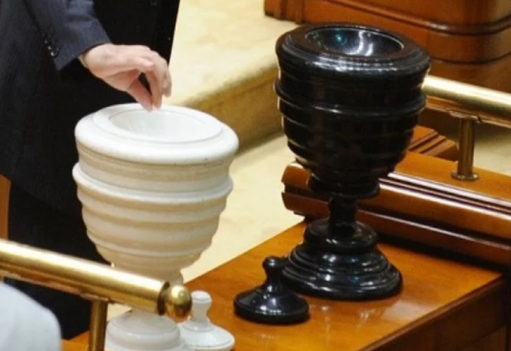 OPOZIȚIA A DEPUS MOȚIUNEA DE CENZURĂ ÎMPOTRIVA EXECUTIVULUI. APELUL LUI GEORGE SIMION LA PARLAMENTARI