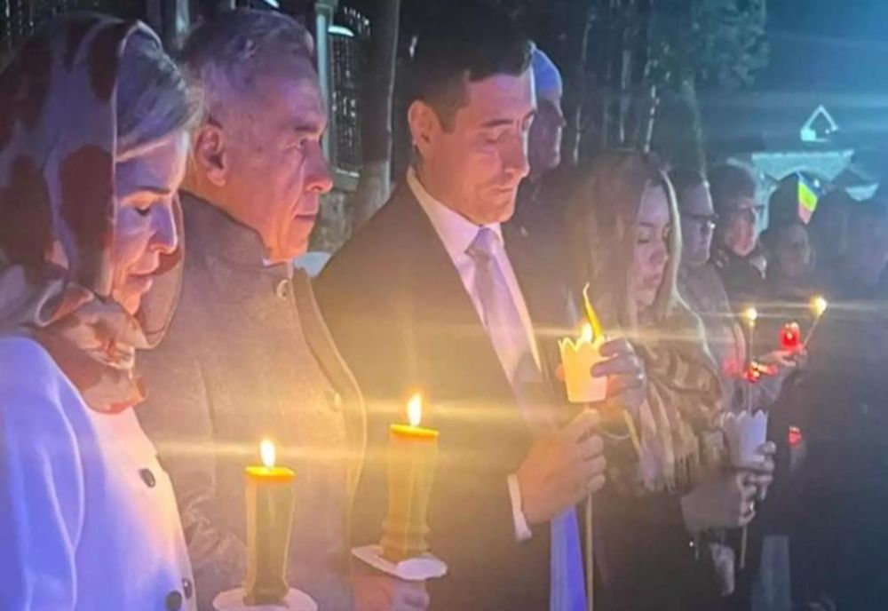 ANCA ALEXANDRESCU A PUBLICAT POZA-DOCUMENT CU LIDERII SUVERANIȘTI GEORGE SIMION ȘI CĂLIN GEORGESCU, LA SLUJBĂ, ÎN NOAPTEA DE ÎNVIERE