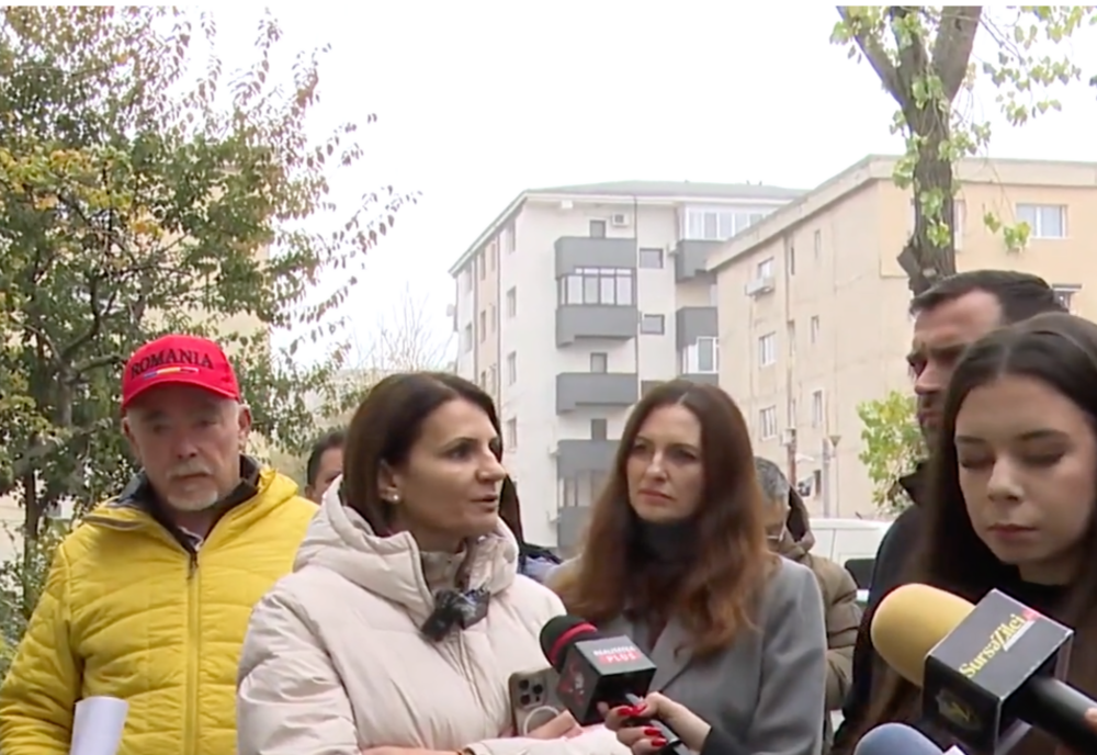Anca Alexandrescu, printre oameni, în sectorul condus de Ciucu: „Au pus pliante electorale din banii de la buget, în loc să repare blocuri”