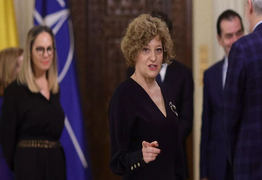 În timp ce Guvernul Bolojan sărăcește poporul, premierul și rezista Oana Gheorghiu își aduc consilieri onorifici la Palatul Victoria