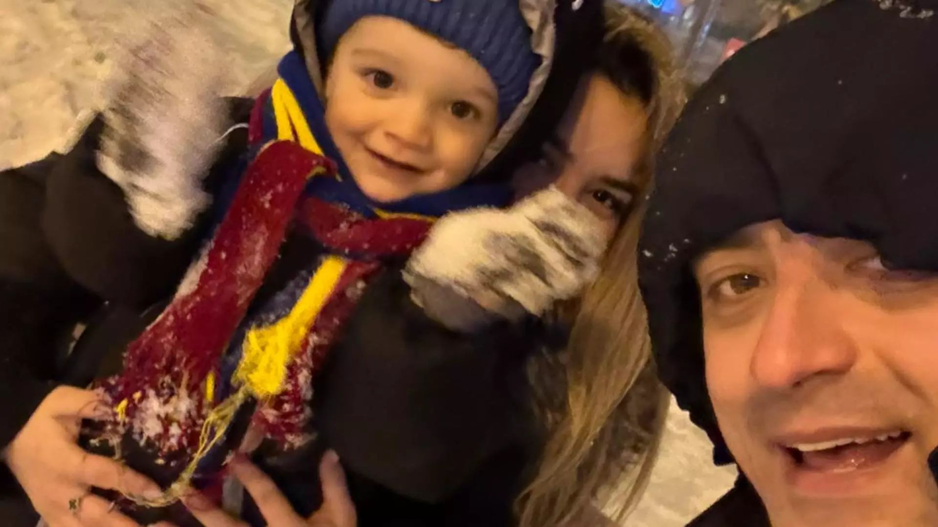 Moment emoționant în familia lui George Simion! Liderul suveraniștilor și soția sa s-au bucurat de zăpadă și au ieșit cu fiul lor Răducu cu sania
