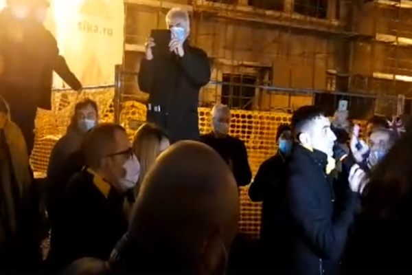 Scandal în centrul Timișoarei, între reprezentanții AUR și cei care ii contestă