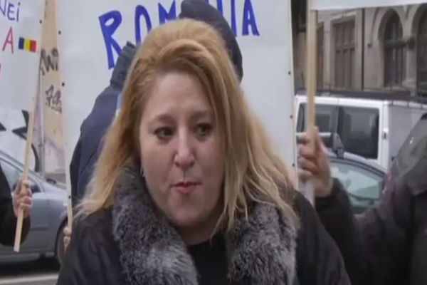 "Ruşine să vă fie!" și "Asasinii!". Liderul AUR, Diana Șoșoacă, la protestele de la Ministerul Sănătății