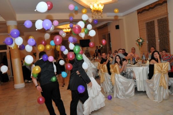 Decizia Guvernului: Nunțile și botezurile se pot desfășura până la două noaptea 