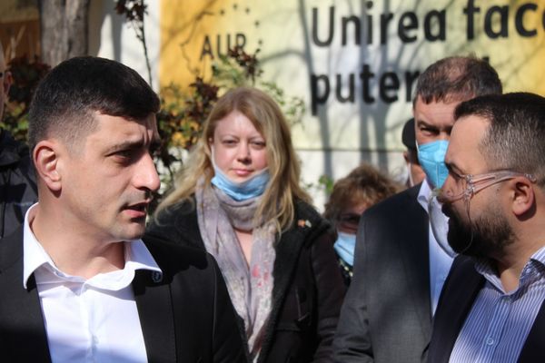 AUR cere renunțarea la condiţionarea redeschiderii fizice a şcolilor de gradul de vaccinare - Măsura ar fi „discriminatorie”