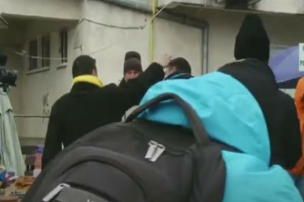 George Simion și cameramanul său, agresivi cu două persoane întâlnite într-o piață din Botoșani 