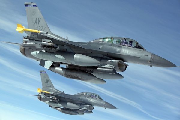 Zboruri de antrenament româno-americane cu aeronave F/A-18 Super Hornet şi F-16 Fighting Falcon