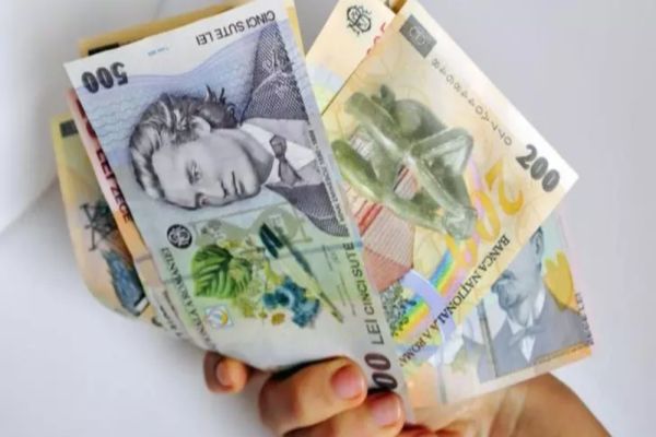 Salariul mediu net din România A SCĂZUT în ultima lună cu 1% - Cât au ajuns să mai câștige românii