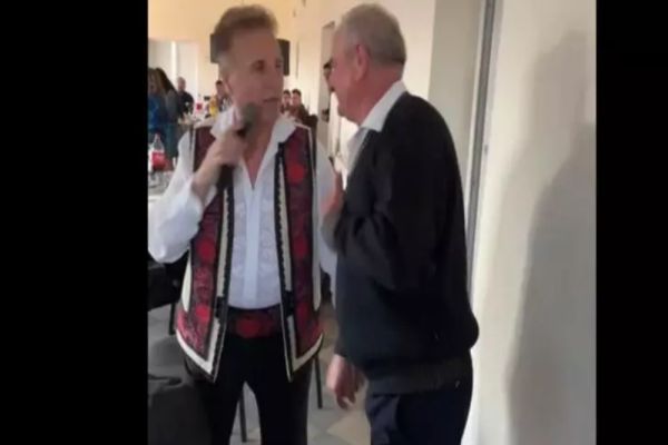 Județul este lovit de cutremur, primarii se țin de petreceri. Constantin Enceanu cântă cu edilul (VIDEO)