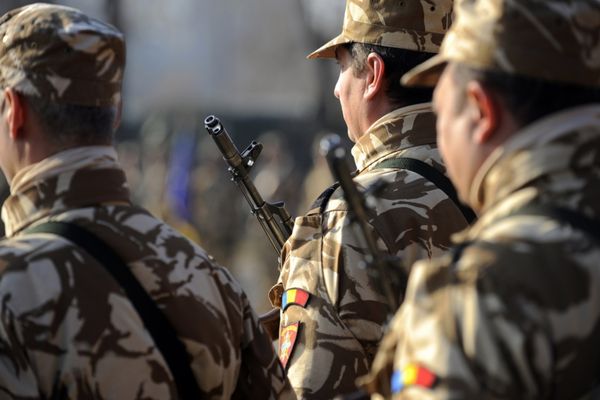 România trimite mai multe forțe militare în misiunea NATO din Kosovo, după creșterea tensiunilor în regiune