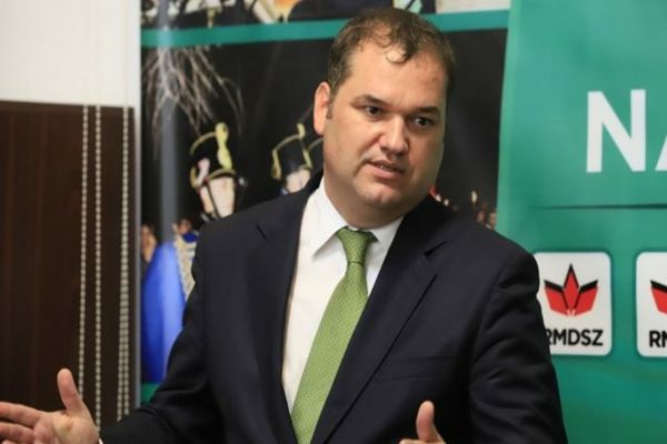 ANGAJAȚII CARE LUCREAZĂ CU PROIECTE EUROPENE VOR PRIMI BONUSURI DOAR ÎN FUNCȚIE DE PERFORMANȚĂ. CSEKE ATTILA: INTRODUCEM MERITOCRAȚIA ÎN ADMINISTRAȚIA PUBLICĂ!