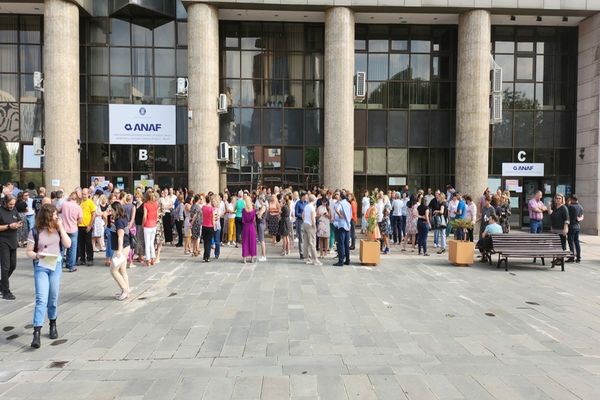 Protest spontan la ANAF, inclusiv la Trezorerii. Protestul are loc la ANAF după ce Coaliția a refuzat promisiunile făcute de Boloș angajaților