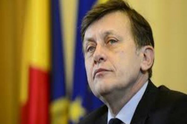CRIN ANTONESCU ANUNȚĂ CĂ ÎȘI SUSPENDĂ CANDIDATURA LA COTROCENI
