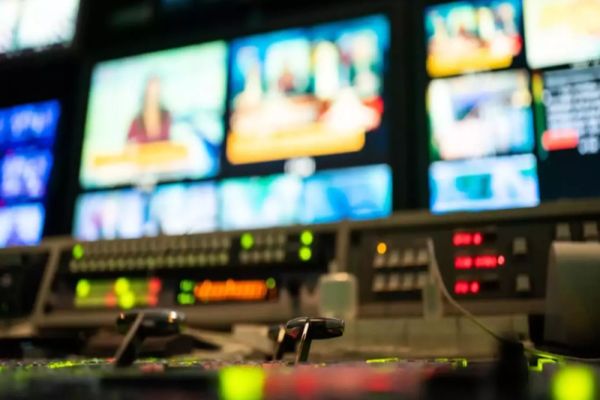 Realitatea PLUS, prima televiziune de știri din România, angajează REDACTORI și REPORTERI. Un loc pentru tine, direct în lumina reflectoarelor!