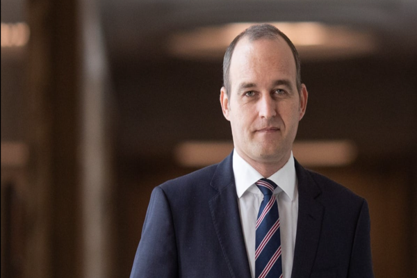 Dan Vîlceanu, urmărit penal pentru ULTRAJ, după ce l-a mușcat de ureche pe Florin Roman, în Parlament