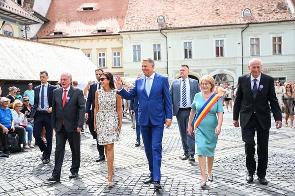 PREȚUL URIAȘ AL ROCHIEI PURTATE DE CARMEN IOHANNIS LA UN EVENIMENT, ÎN SIBIU