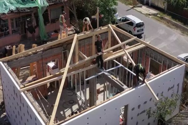 CASA PE CARE GEORGE SIMION VREA SĂ O RIDICE ÎN 12 ZILE CU 35.000 DE EURO A AJUNS LA STADIUL LUCRĂRILOR INTERIOARE. CÂȚI BANI S-AU CHELTUIT ÎN ZIUA A ȘAPTEA