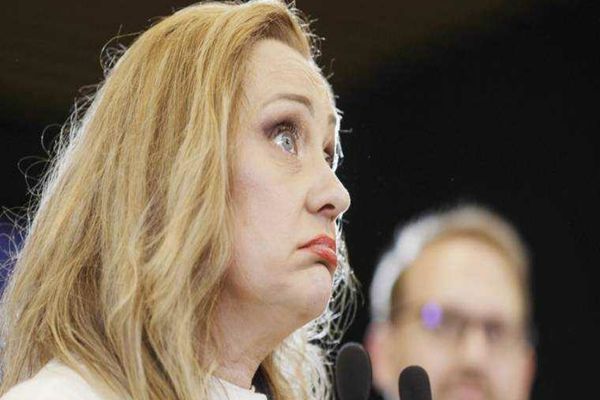 USR ANUNȚĂ CĂ NU O MAI SUSȚINE PE ELENA LASCONI LA PREZIDENȚIALE! REZIȘTII ÎL SPRIJINĂ PE NICUȘOR DAN