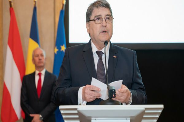 EMIL HUREZEANU A DECLINAT CANDIDATURA LA PRESEDINTIE: NU PORT PĂLĂRII MULT MAI MARI DECÂT ÎMI PERMITE CAPUL