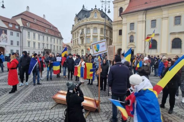 PROTEST CU COȘCIUGUL ÎN FAȚA PRIMĂRIEI SIBIU: "IOHANNIS A OMORÂT DEMOCRAȚIA!"