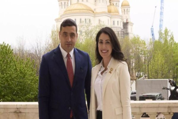 GEORGE SIMION, ALĂTURI DE UNUL DINTRE TRIMIȘII SUA ÎN ROMÂNIA: M-AM ASIGURAT CĂ REPUBLICANII PREZENȚI VOR AFLA ADEVĂRUL 