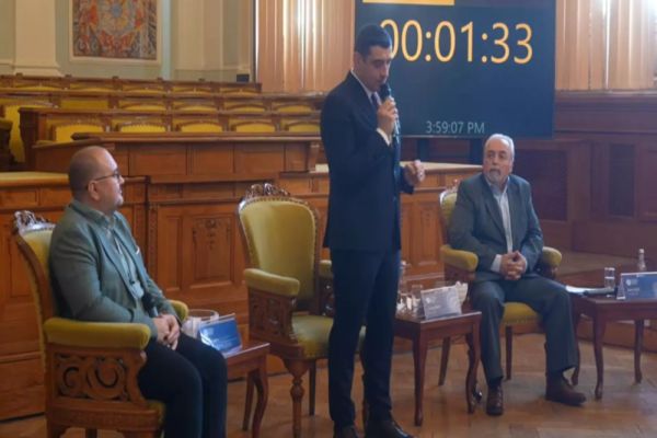GEORGE SIMION A CUCERIT ARDEALUL - CONFERINȚĂ LA UBB: CANDIDEZ PENTRU REVENIREA LA DEMOCRAȚIE / VIDEO